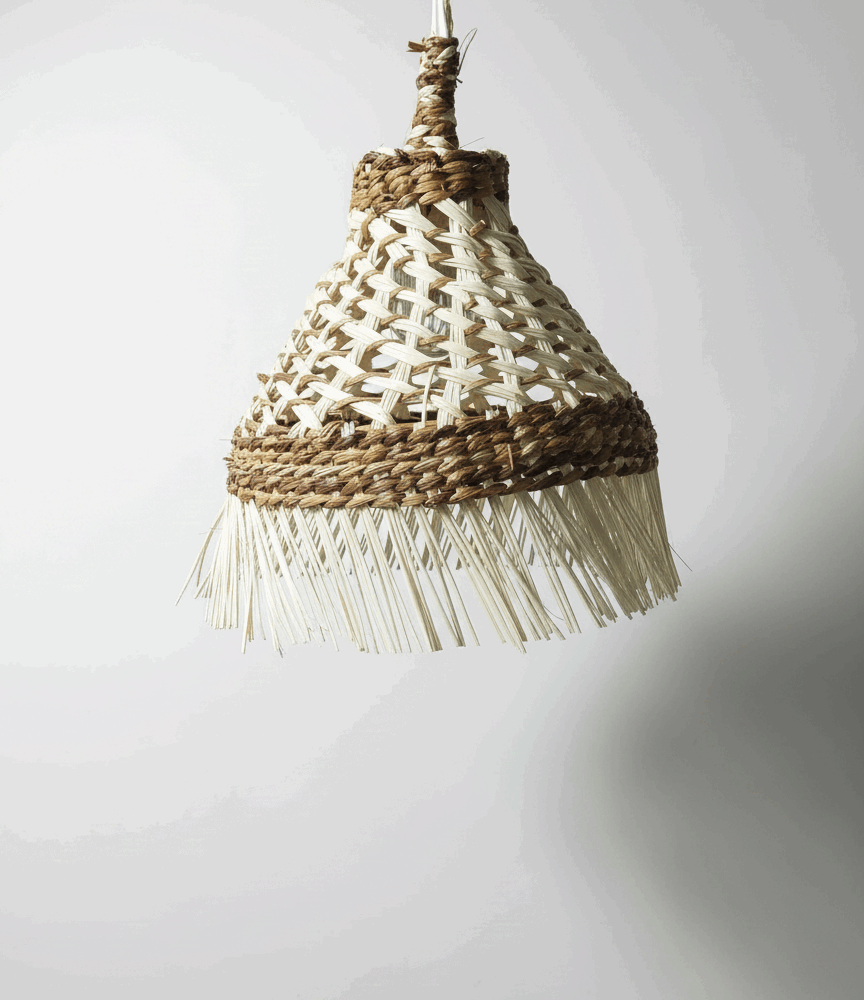 "Lámpara 'Savana' de Flecos y Contraste"